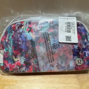 Lululemon Everywhere Belt Bag 1L - Flower Glide Multi/Vapor